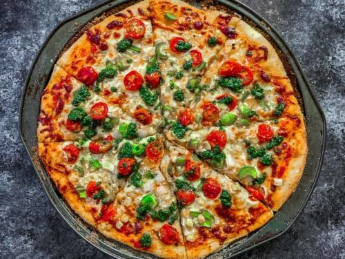Veggie pizza with herbed tomato crust