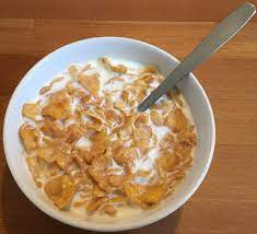 Corn flakes with milk (hot/cold)