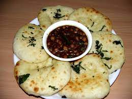 Kulcha (onion/ potato/ paneer )